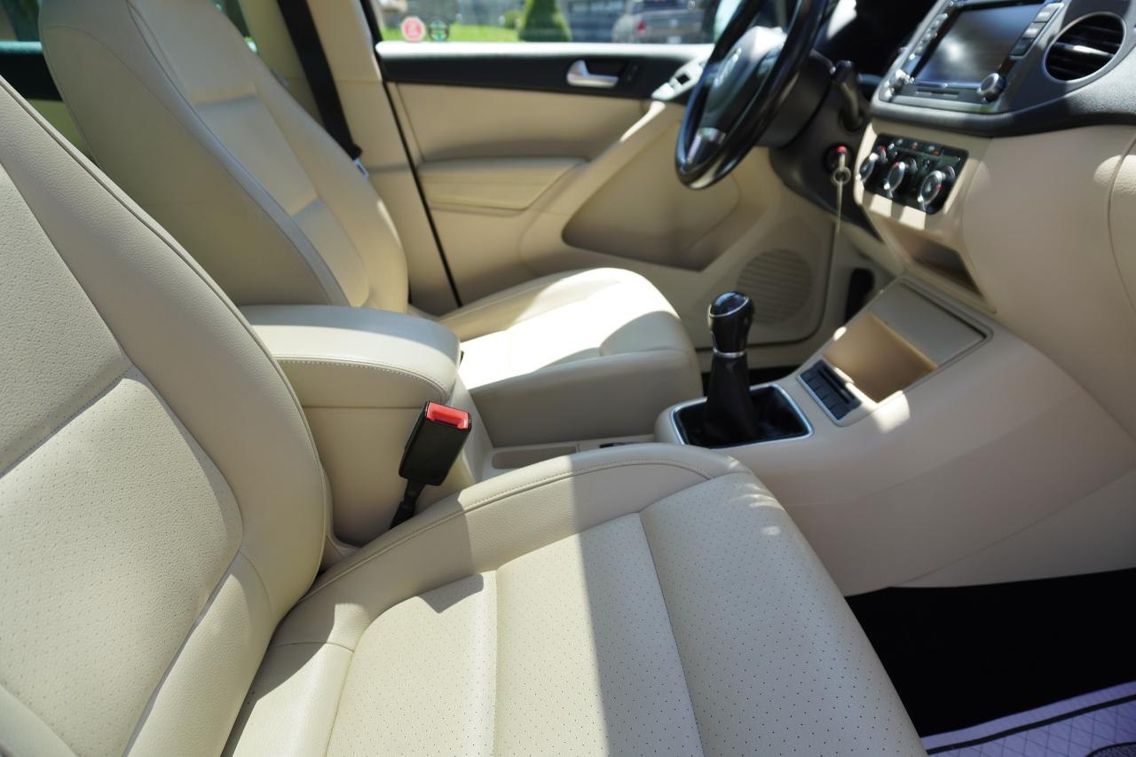 2012 Volkswagen Tiguan 6 SPD / LEATHER / PANOROOF / NO ACCIDENTS / LOCAL - Photo #21