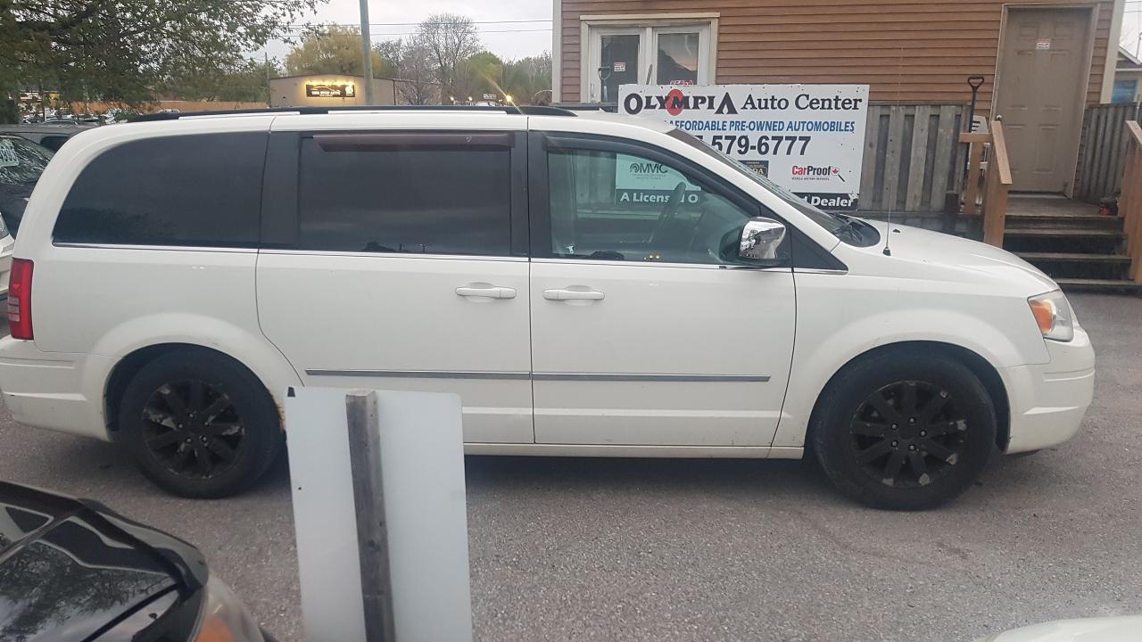 2009 Chrysler Town & Country TOURING - Photo #4