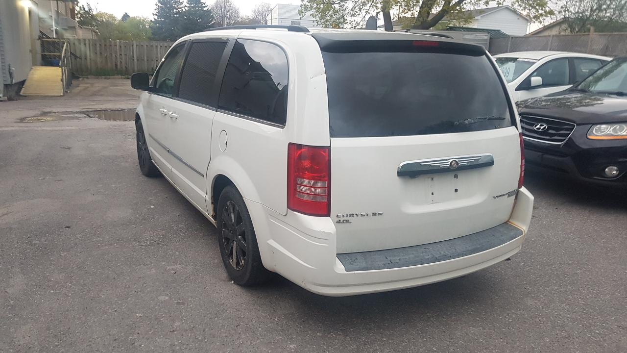 2009 Chrysler Town & Country TOURING - Photo #2