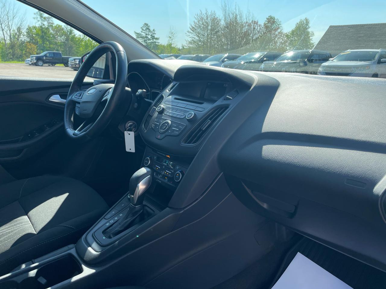 2017 Ford Focus SE Photo5