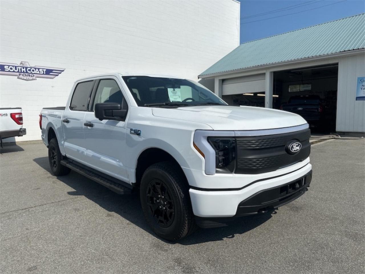 2025 Ford F-150 Lightning XLT Photo5
