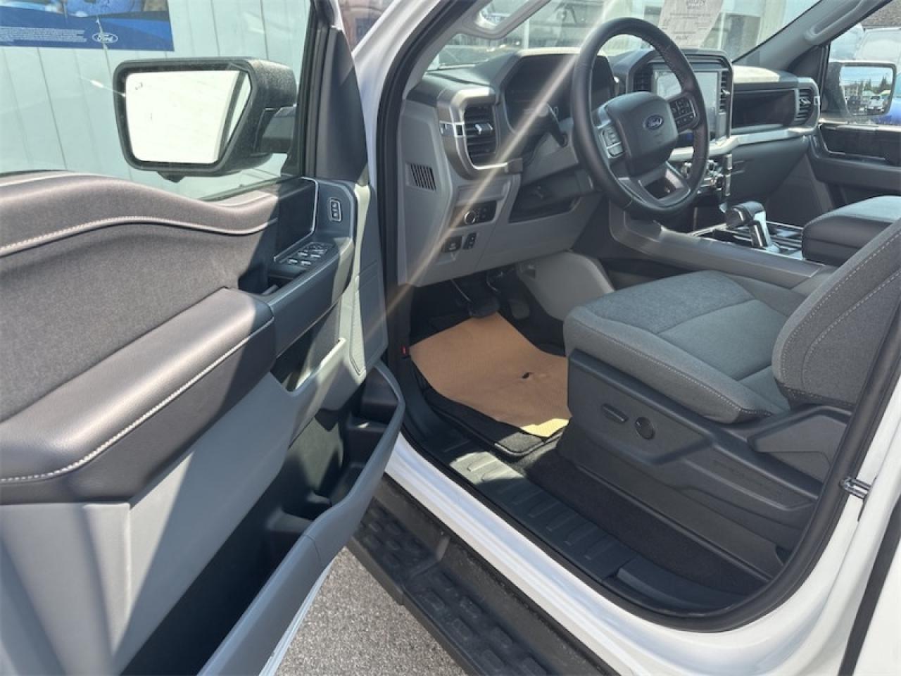 2025 Ford F-150 Lightning XLT Photo5