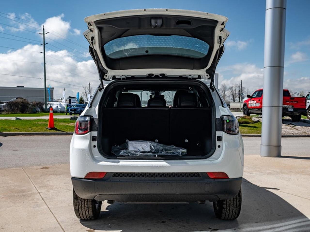 2025 Jeep Compass NORTH Photo