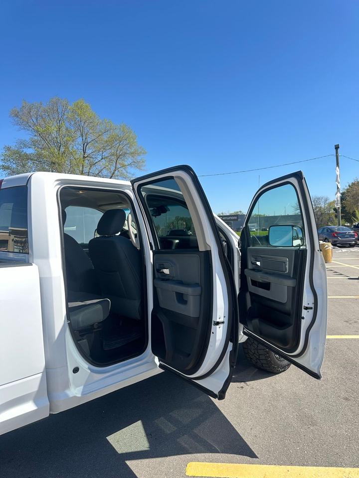 2016 RAM 1500 4WD Quad Cab 140.5" Outdoorsman - Photo #10