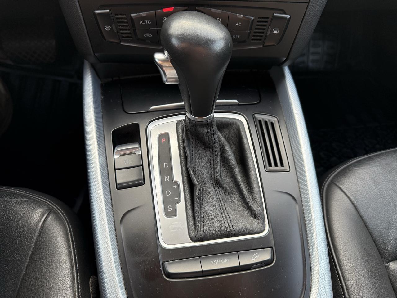 2010 Audi Q5 quattro 3.2L Photo