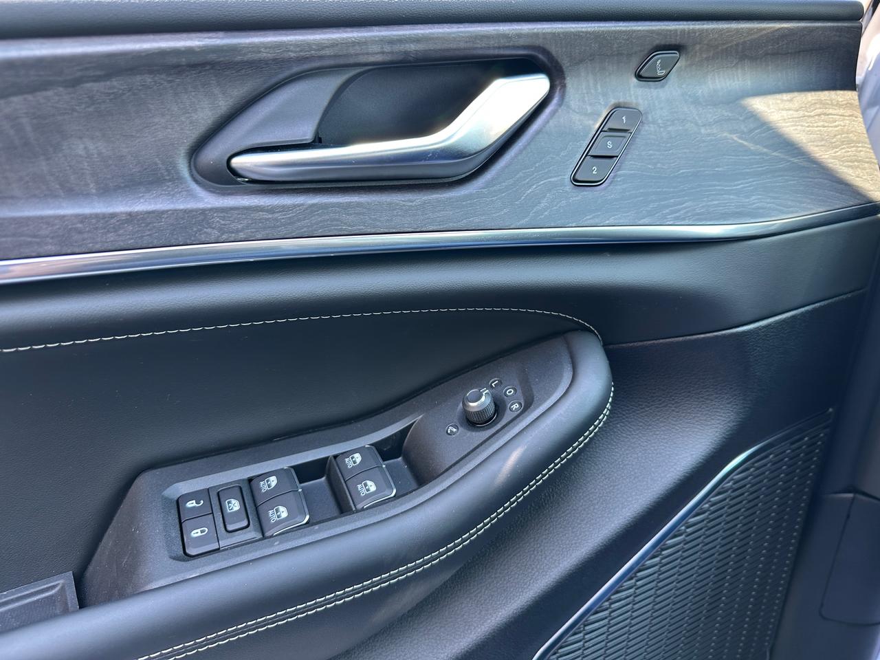 2025 Jeep Grand Cherokee L Overland Photo