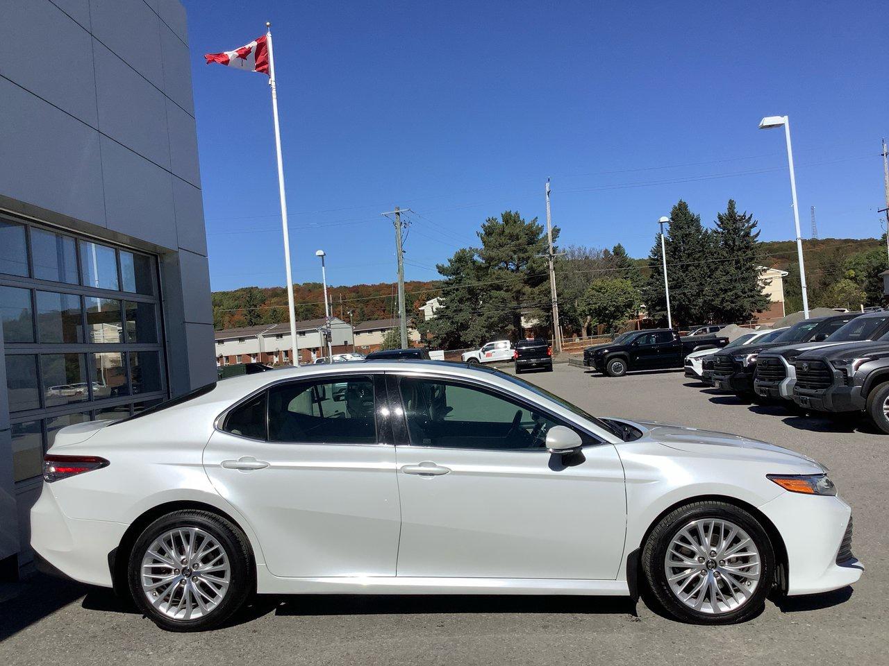 2018 Toyota Camry XSE Photo3