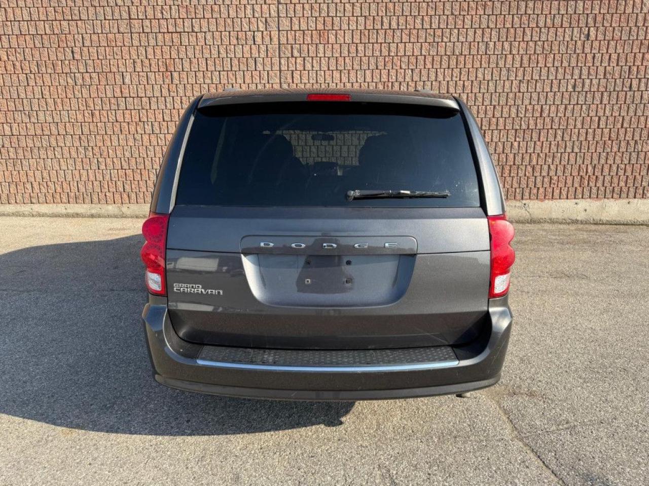 2014 Dodge Grand Caravan SXT | CLEAN CARFAX | LEATHER | POWER SEATS | BLUETOOTH | ALLOY WHEELS | - Photo #5