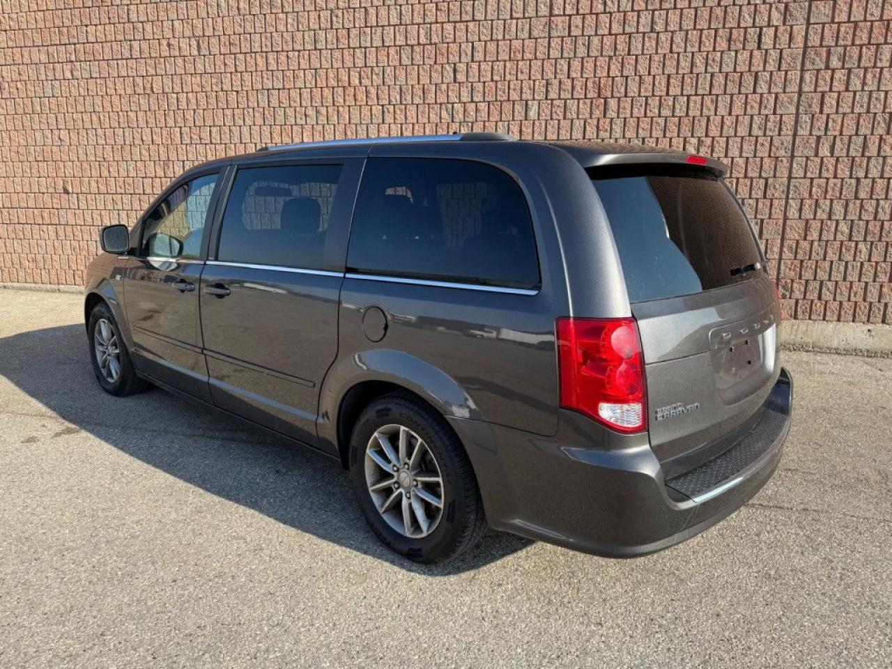 2014 Dodge Grand Caravan SXT | CLEAN CARFAX | LEATHER | POWER SEATS | BLUETOOTH | ALLOY WHEELS | - Photo #4