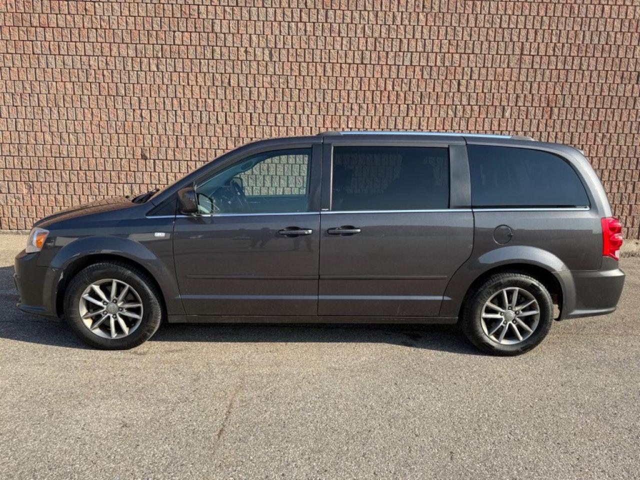 2014 Dodge Grand Caravan SXT | CLEAN CARFAX | LEATHER | POWER SEATS | BLUETOOTH | ALLOY WHEELS | - Photo #3