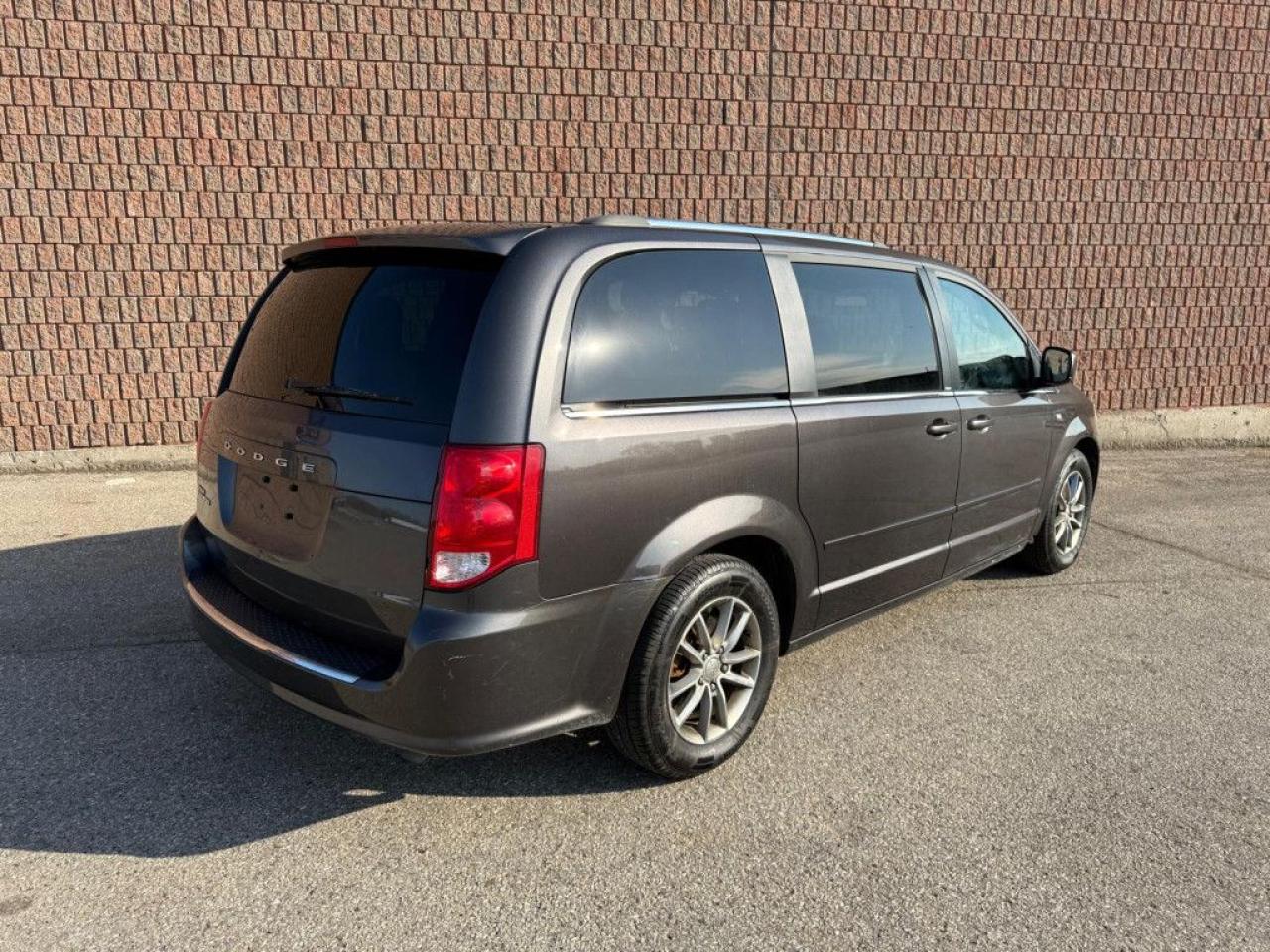 2014 Dodge Grand Caravan SXT | CLEAN CARFAX | LEATHER | POWER SEATS | BLUETOOTH | ALLOY WHEELS | - Photo #6