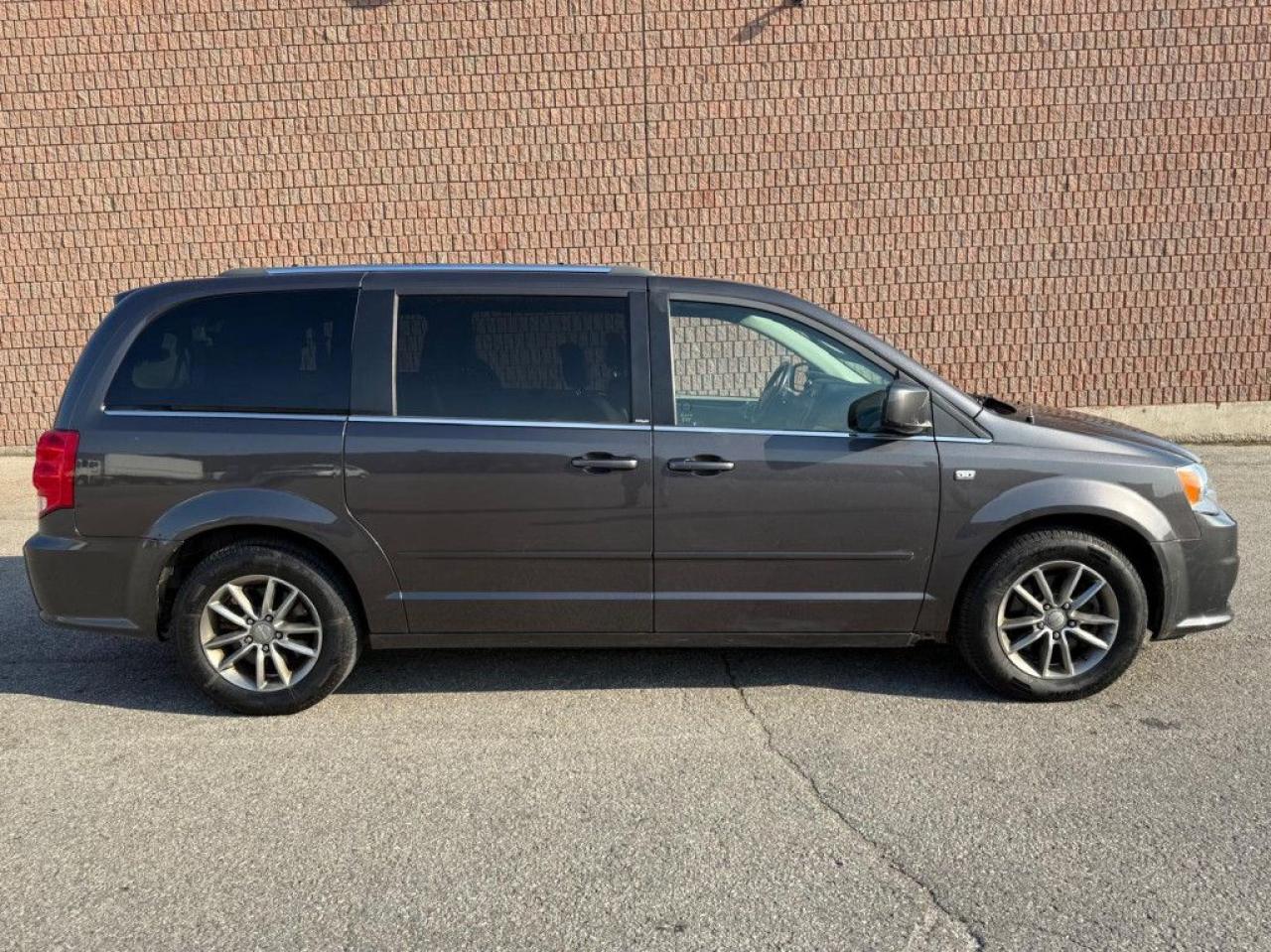 2014 Dodge Grand Caravan SXT | CLEAN CARFAX | LEATHER | POWER SEATS | BLUETOOTH | ALLOY WHEELS | - Photo #7