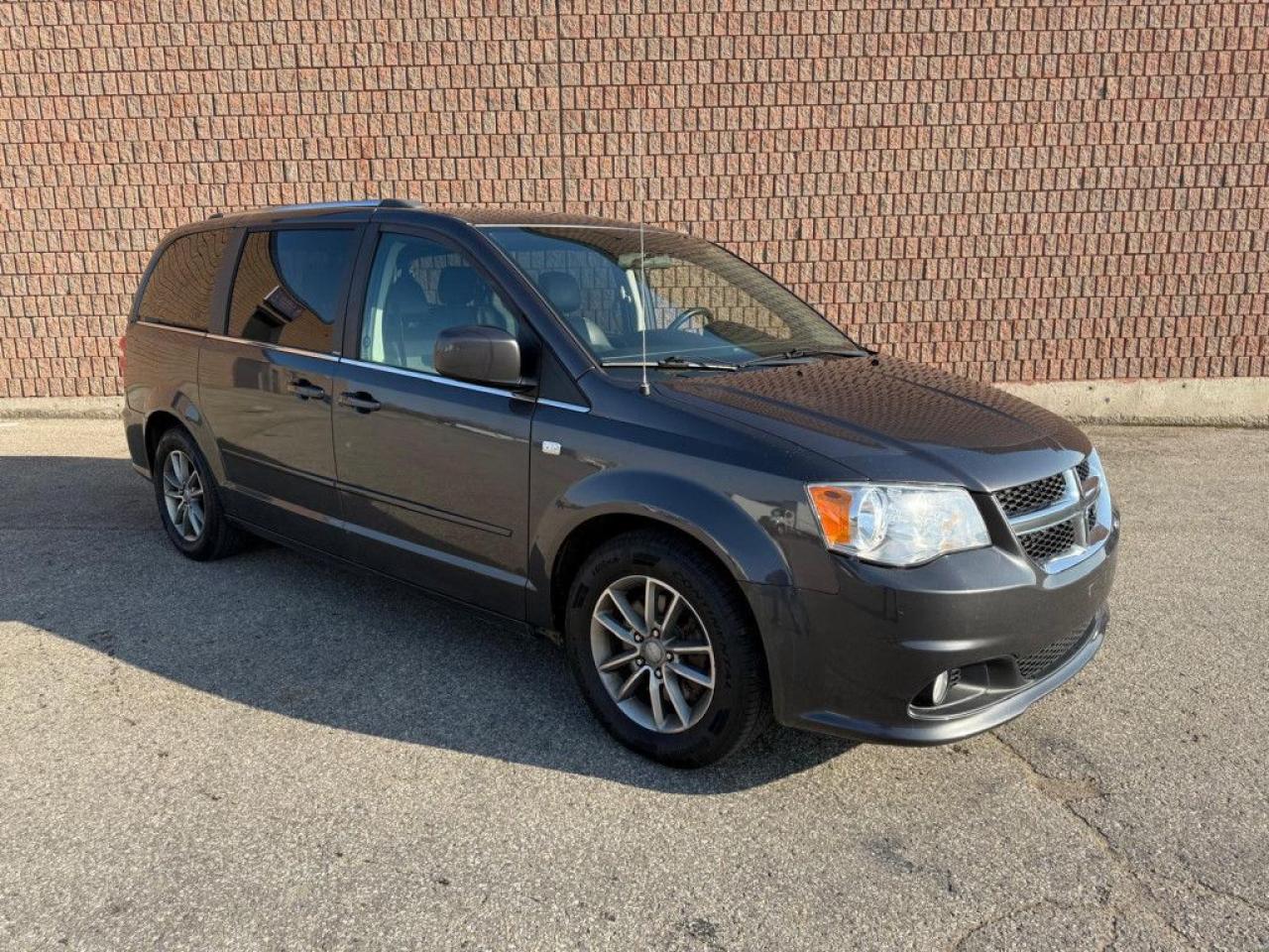 2014 Dodge Grand Caravan SXT | CLEAN CARFAX | LEATHER | POWER SEATS | BLUETOOTH | ALLOY WHEELS | - Photo #9