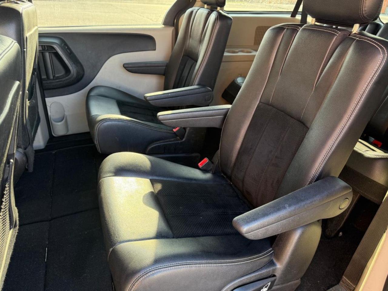 2014 Dodge Grand Caravan SXT | CLEAN CARFAX | LEATHER | POWER SEATS | BLUETOOTH | ALLOY WHEELS | - Photo #16