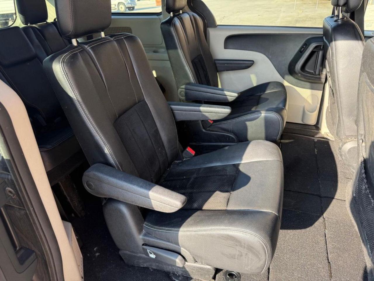 2014 Dodge Grand Caravan SXT | CLEAN CARFAX | LEATHER | POWER SEATS | BLUETOOTH | ALLOY WHEELS | - Photo #19