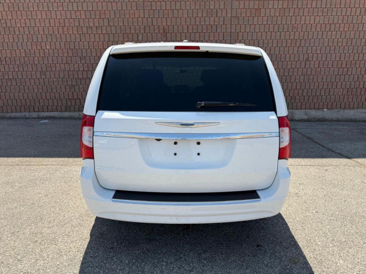 2014 Chrysler Town & Country TOURING | NAVI | BACK-UP CAM | POWER TAILGATE | POWER SLIDING DOORS | - Photo #5