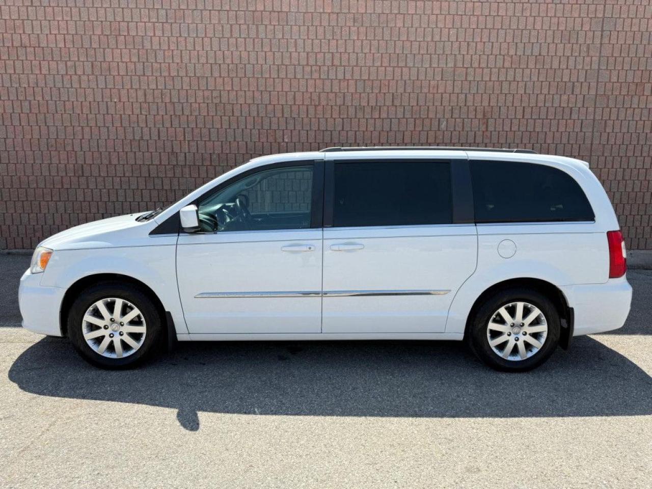2014 Chrysler Town & Country TOURING | NAVI | BACK-UP CAM | POWER TAILGATE | POWER SLIDING DOORS | - Photo #3