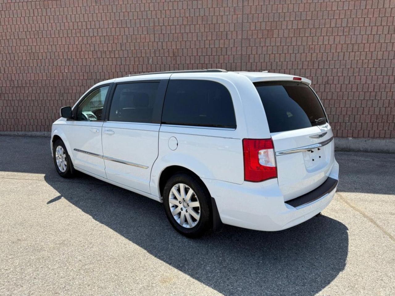 2014 Chrysler Town & Country TOURING | NAVI | BACK-UP CAM | POWER TAILGATE | POWER SLIDING DOORS | - Photo #4
