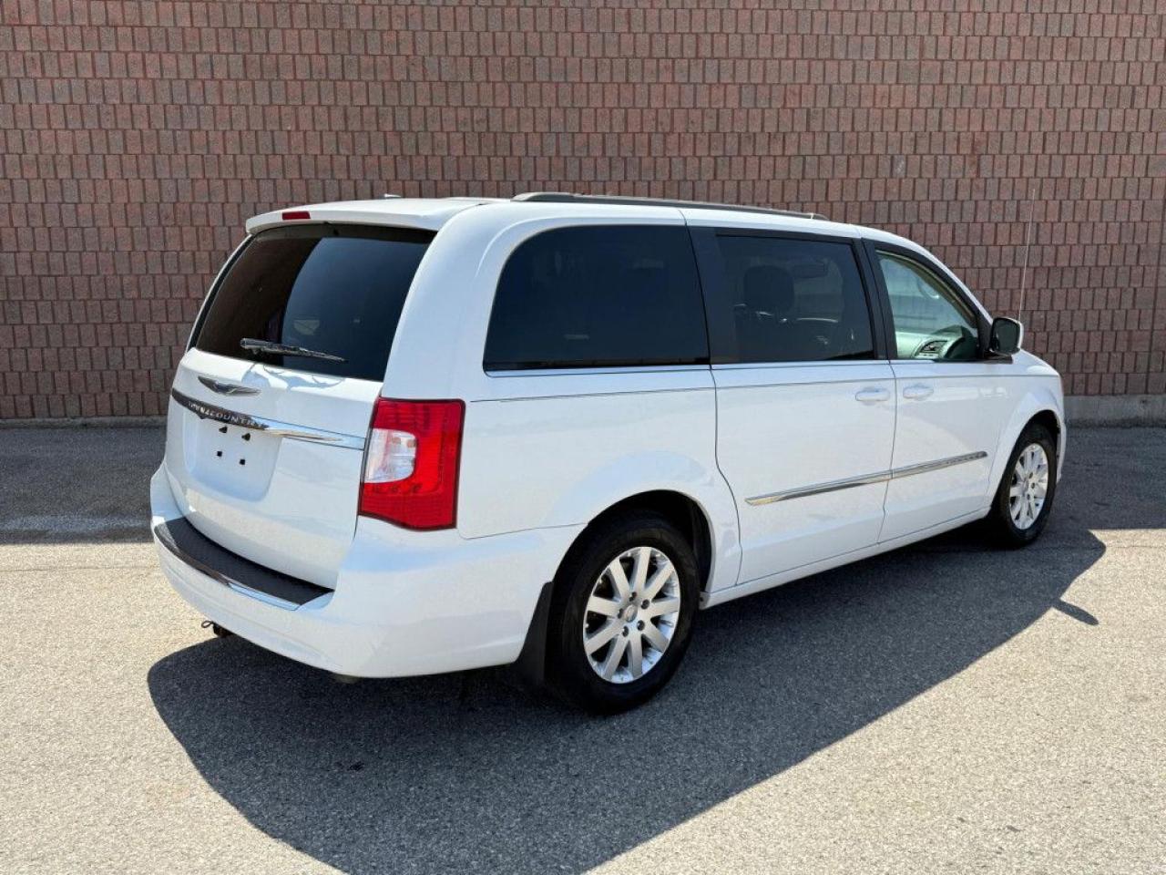2014 Chrysler Town & Country TOURING | NAVI | BACK-UP CAM | POWER TAILGATE | POWER SLIDING DOORS | - Photo #6