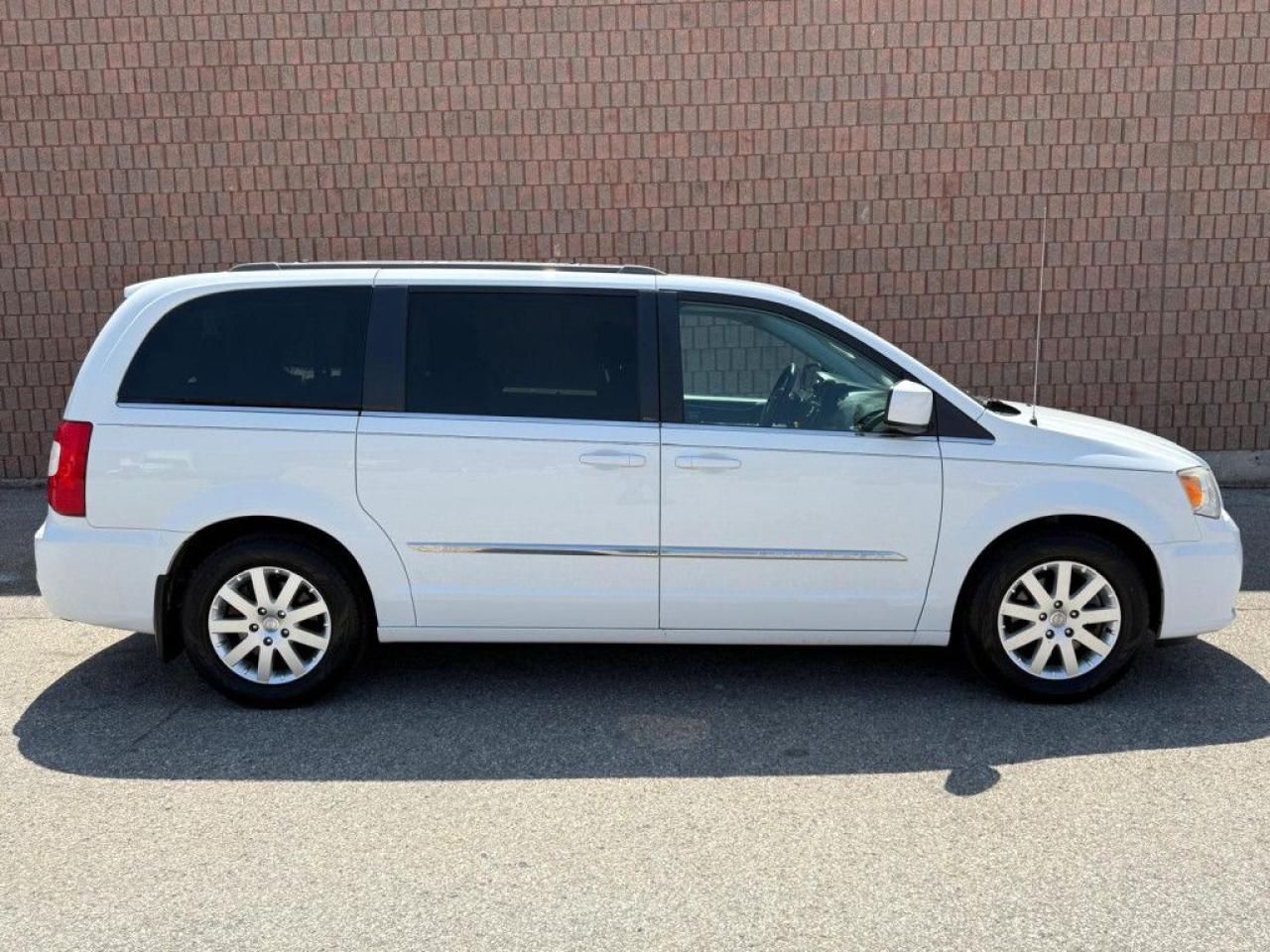 2014 Chrysler Town & Country TOURING | NAVI | BACK-UP CAM | POWER TAILGATE | POWER SLIDING DOORS | - Photo #7