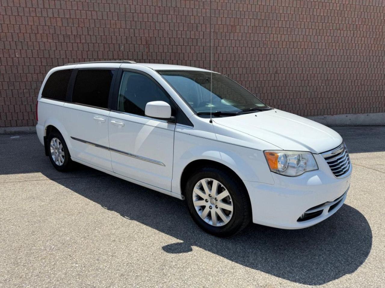 2014 Chrysler Town & Country TOURING | NAVI | BACK-UP CAM | POWER TAILGATE | POWER SLIDING DOORS | - Photo #9
