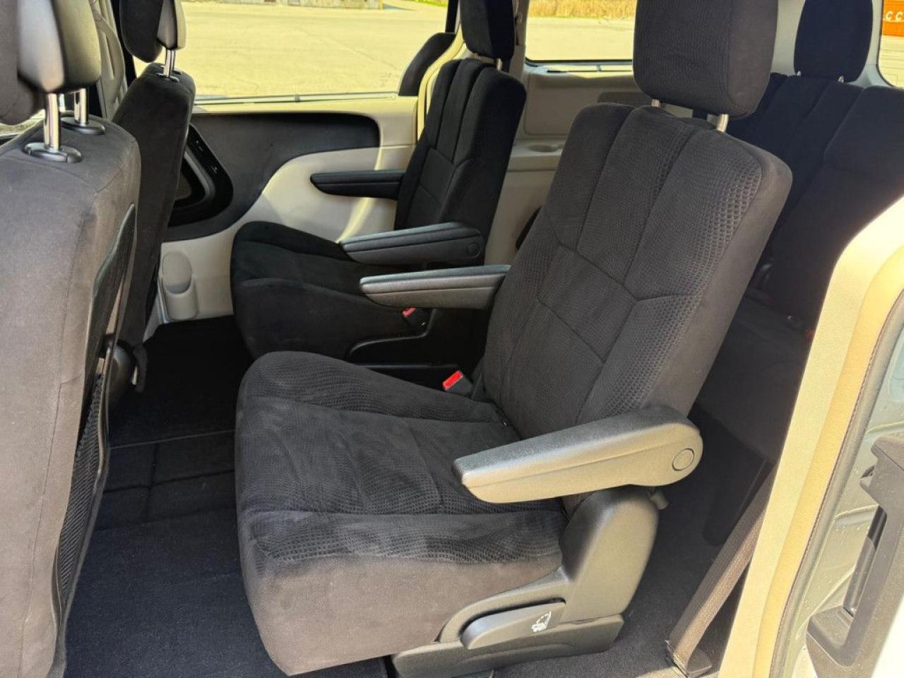 2014 Chrysler Town & Country TOURING | NAVI | BACK-UP CAM | POWER TAILGATE | POWER SLIDING DOORS | - Photo #16