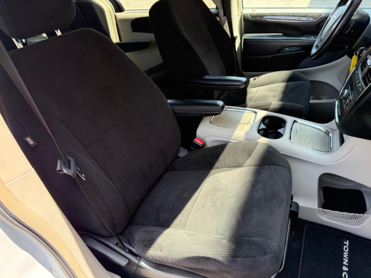 2014 Chrysler Town & Country TOURING | NAVI | BACK-UP CAM | POWER TAILGATE | POWER SLIDING DOORS | - Photo #20
