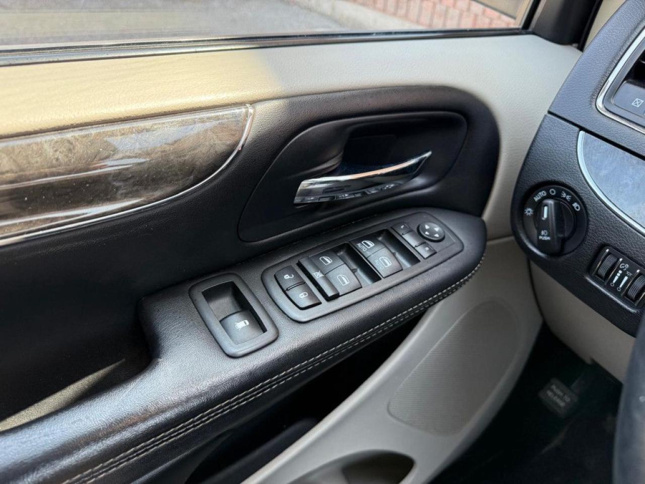 2014 Chrysler Town & Country TOURING | NAVI | BACK-UP CAM | POWER TAILGATE | POWER SLIDING DOORS | - Photo #28