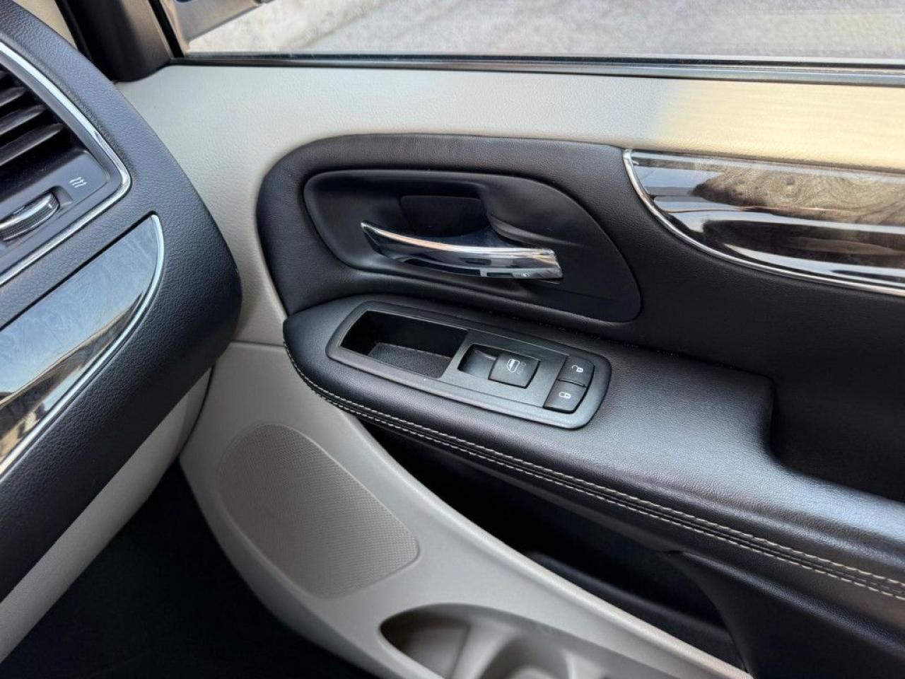 2014 Chrysler Town & Country TOURING | NAVI | BACK-UP CAM | POWER TAILGATE | POWER SLIDING DOORS | - Photo #33