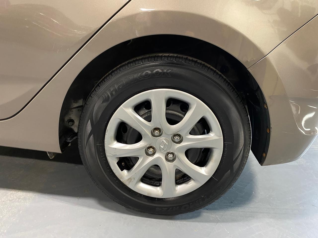 2013 Hyundai Accent GL - Photo #10