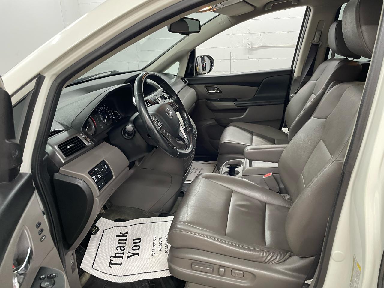 2015 Honda Odyssey Touring w/RES & Navi Photo27