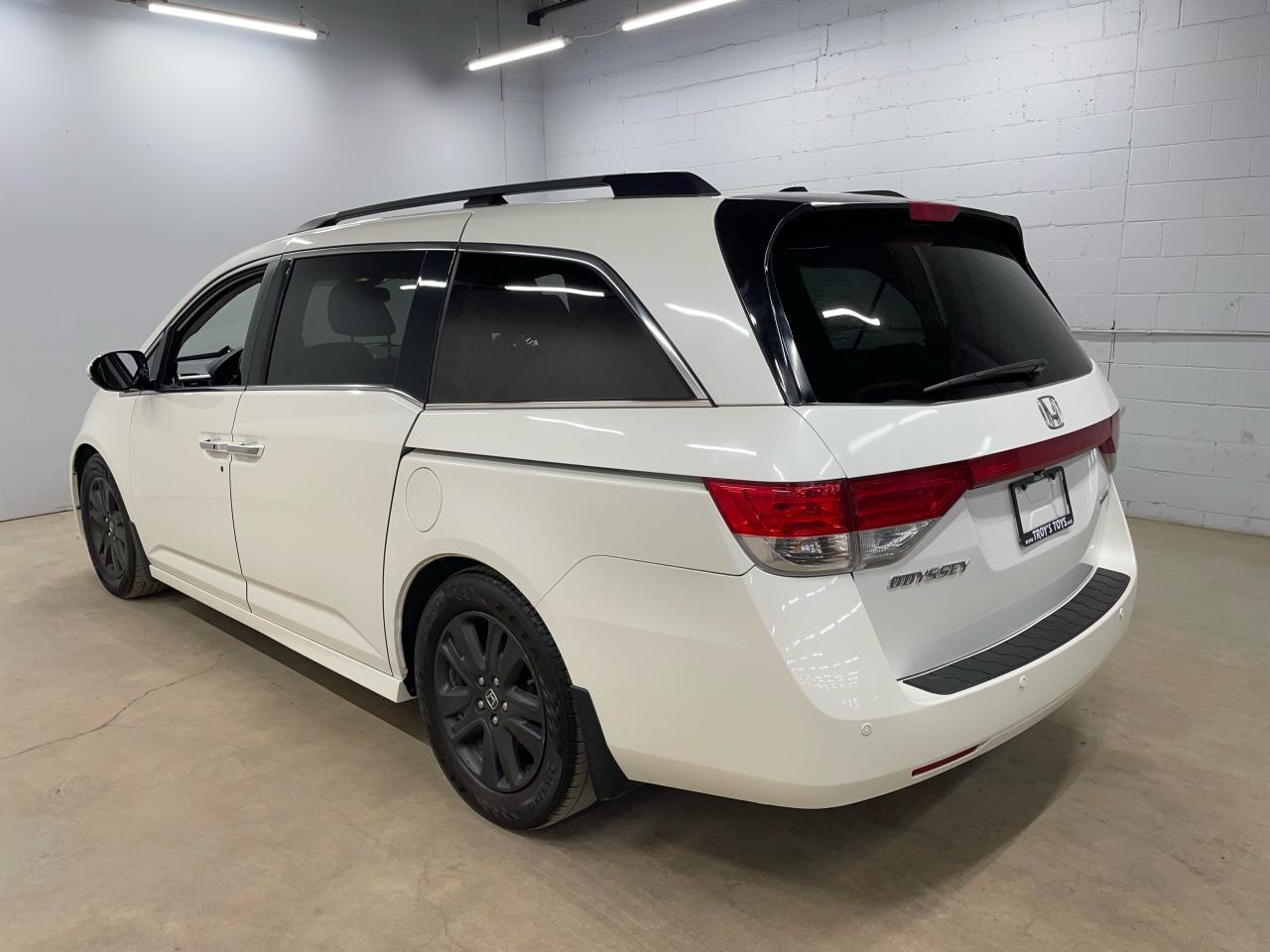 2015 Honda Odyssey Touring w/RES & Navi Photo4