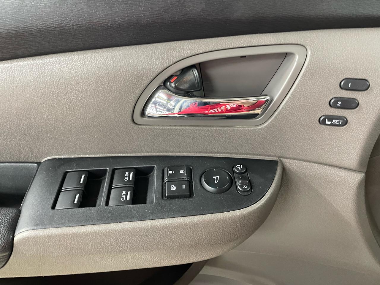 2015 Honda Odyssey Touring w/RES & Navi Photo32