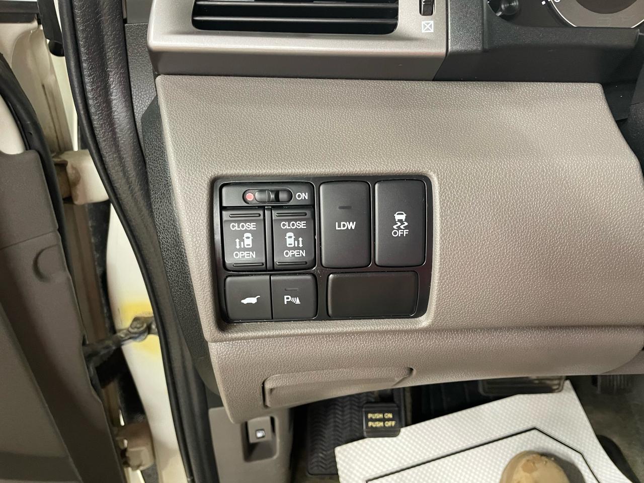 2015 Honda Odyssey Touring w/RES & Navi Photo33