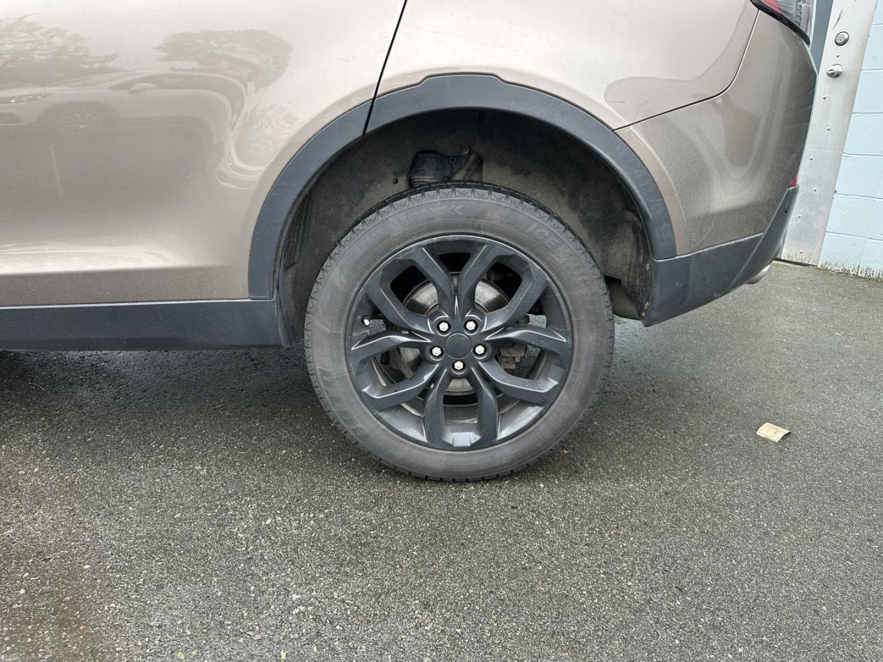 2016 Land Rover Discovery Sport HSE - Photo #10