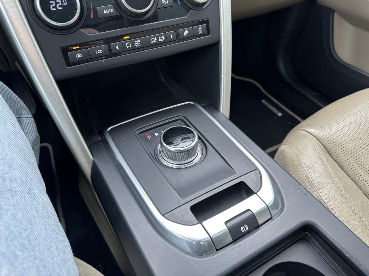 2016 Land Rover Discovery Sport HSE - Photo #17