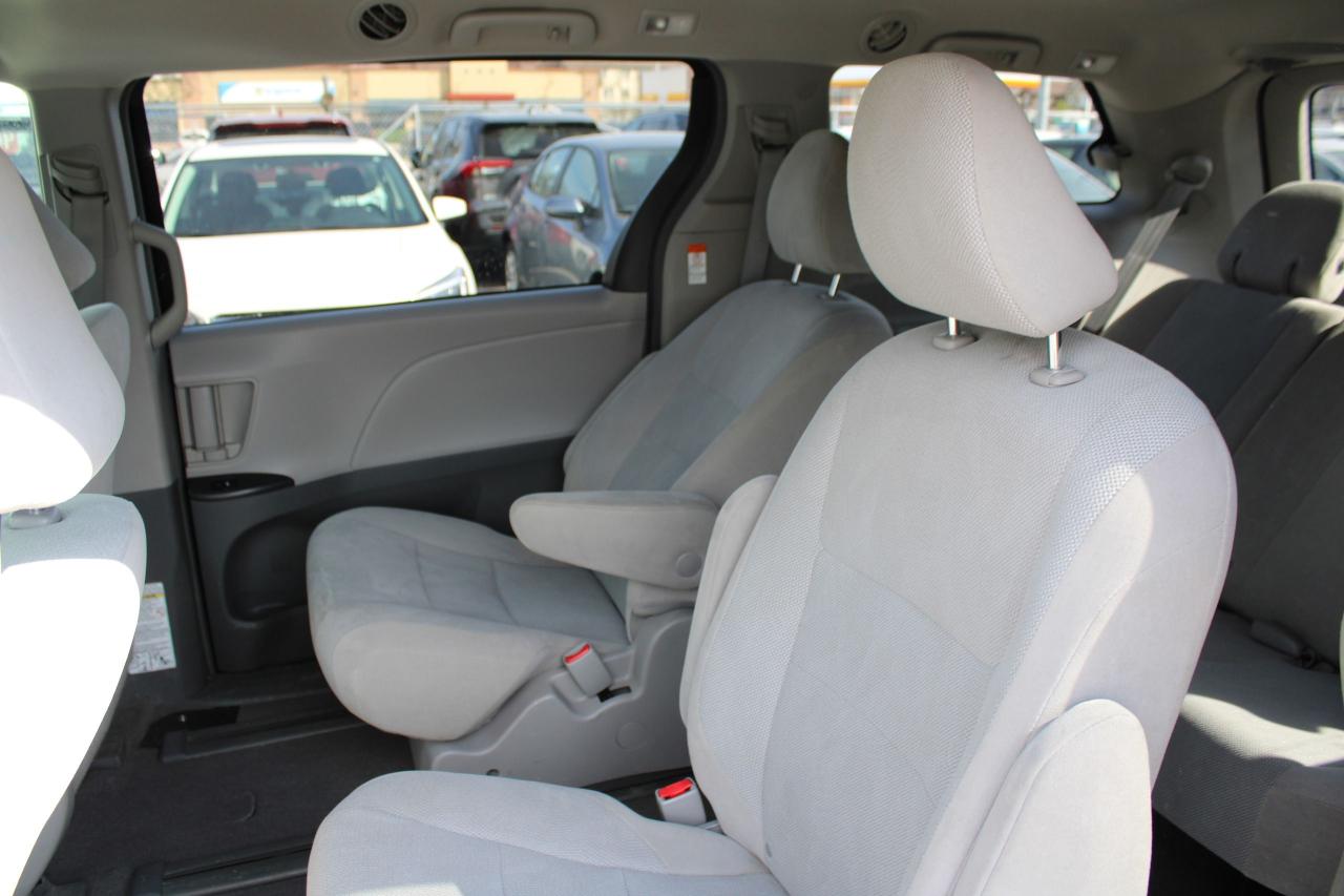 2019 Toyota Sienna LE - Photo #7