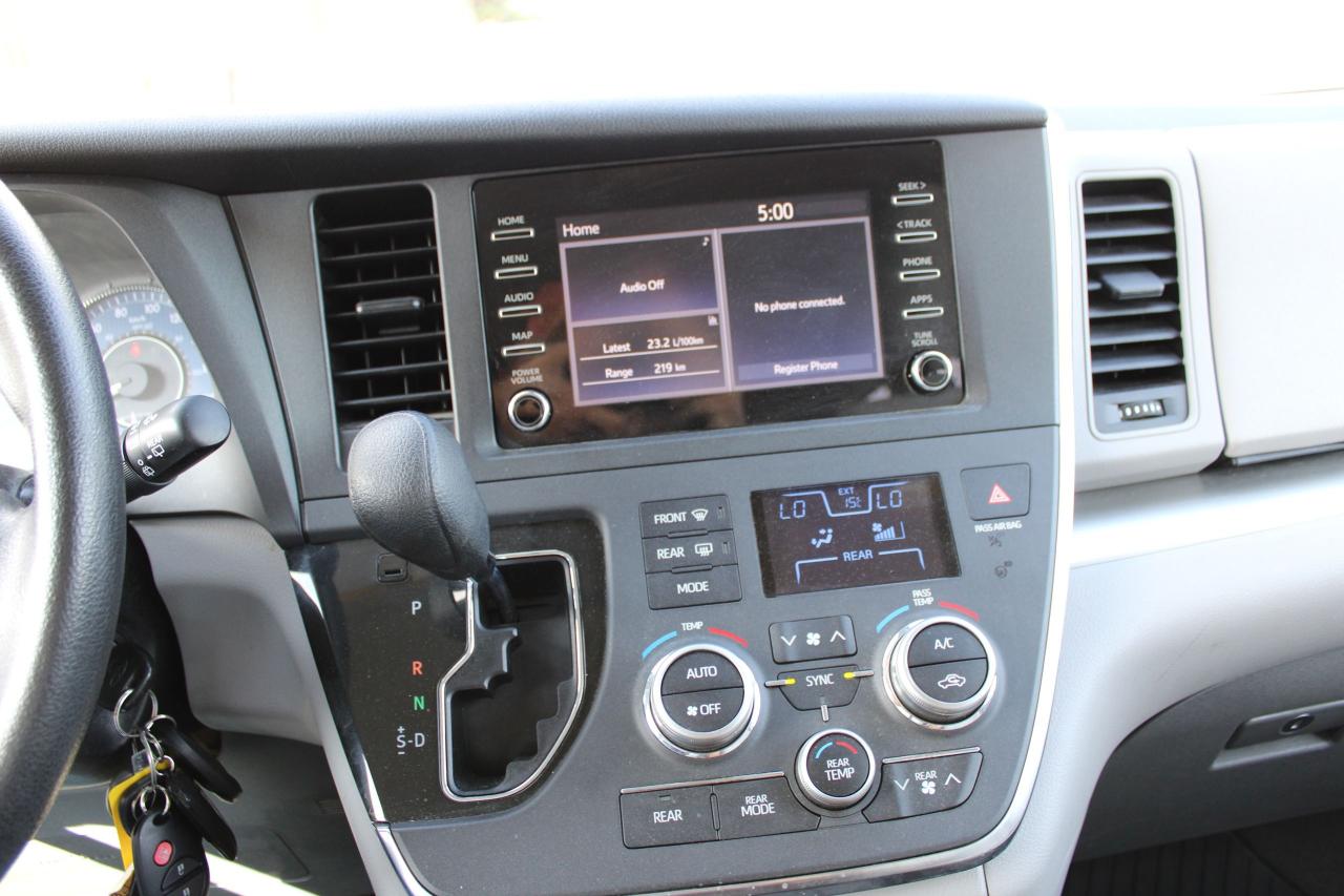 2019 Toyota Sienna LE - Photo #8