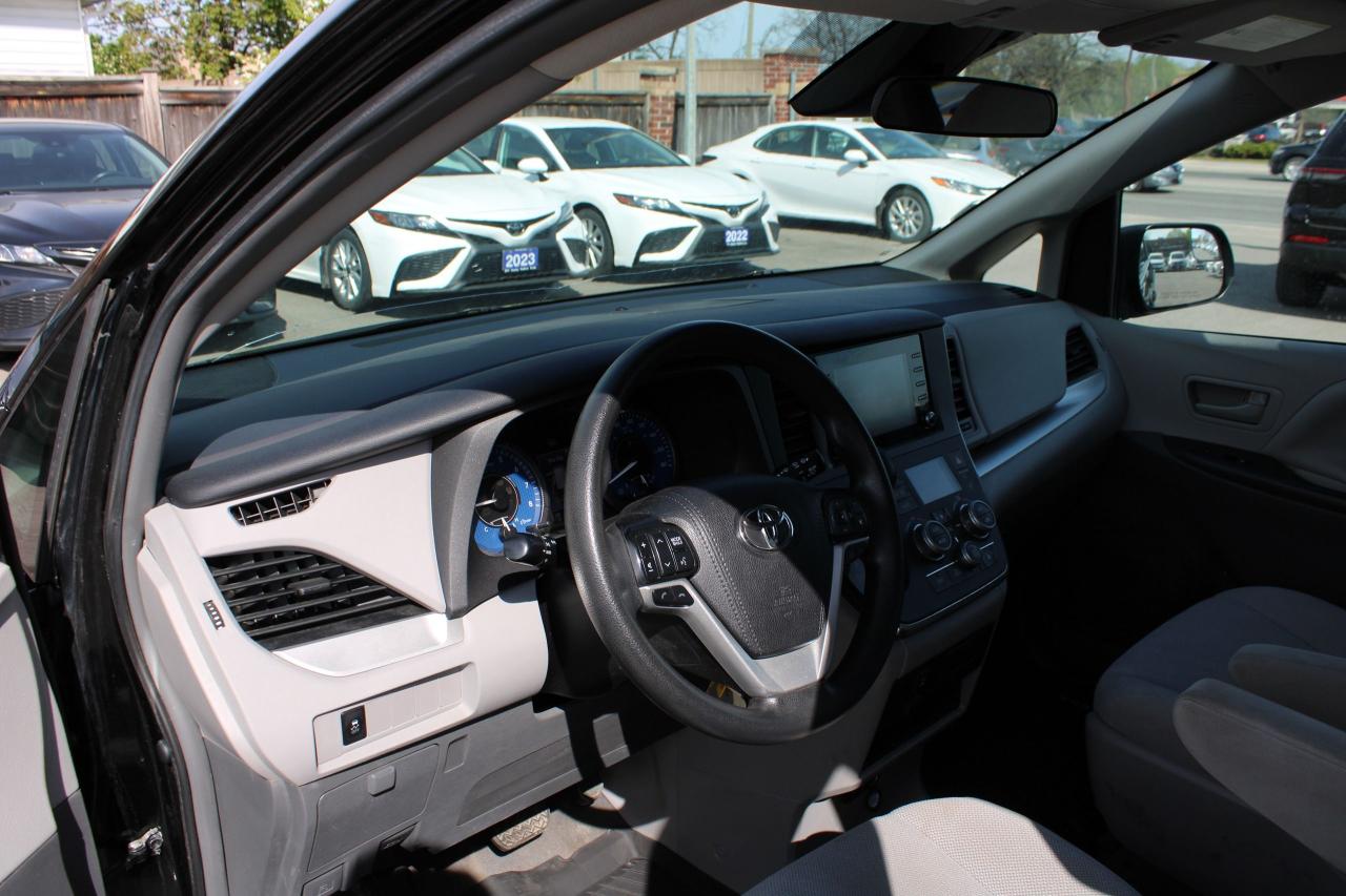 2019 Toyota Sienna LE - Photo #9