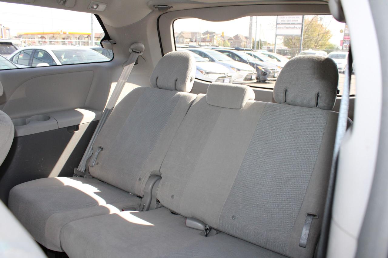 2019 Toyota Sienna LE - Photo #13