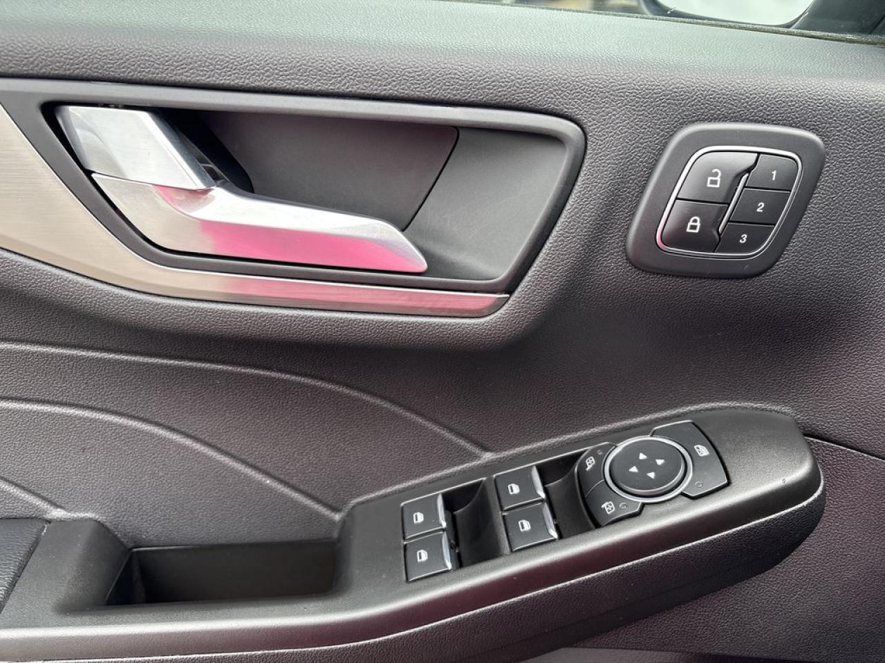 2021 Ford Escape Titanium Hybrid Photo4