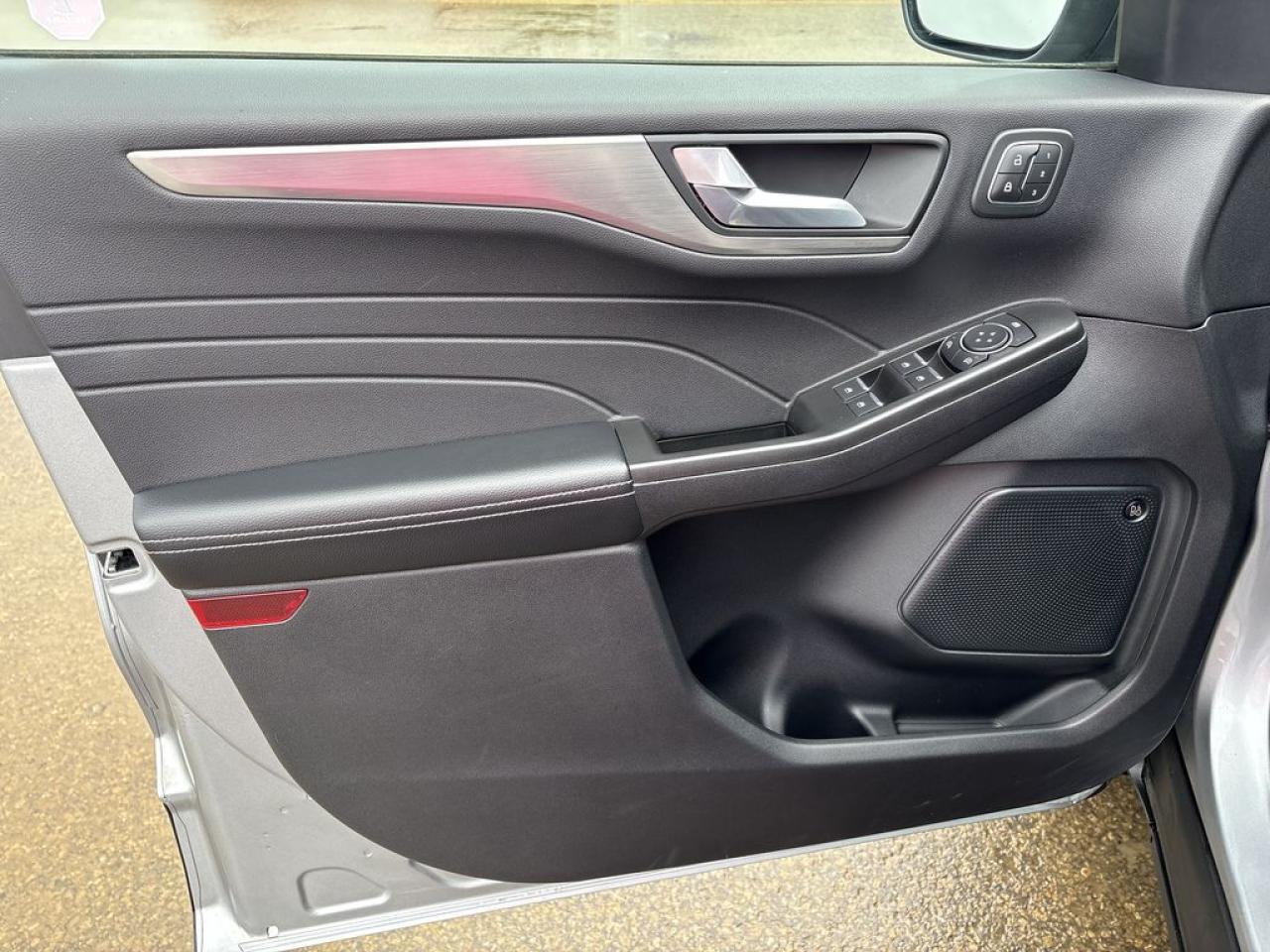 2021 Ford Escape Titanium Hybrid Photo3