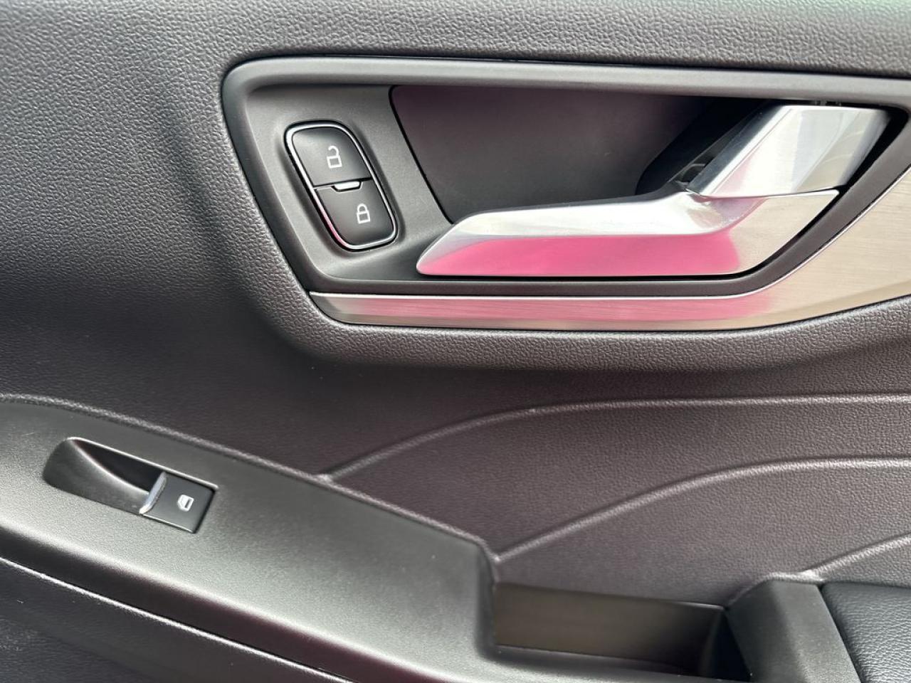 2021 Ford Escape Titanium Hybrid Photo5
