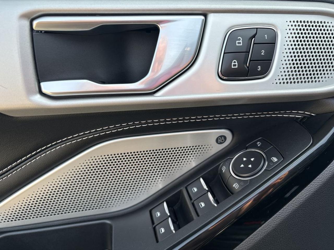 2022 Ford Explorer ST Photo4