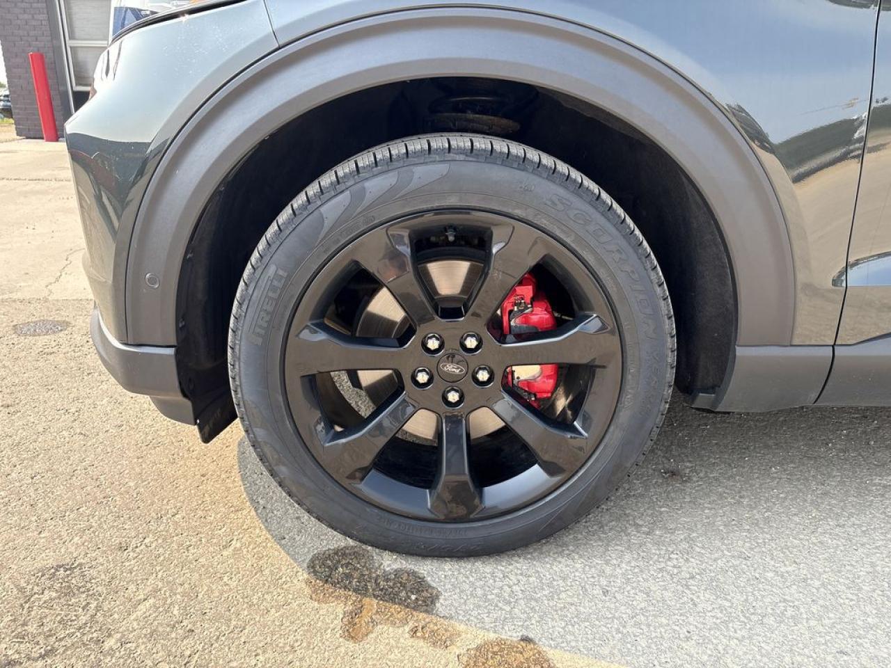 2022 Ford Explorer ST Photo2
