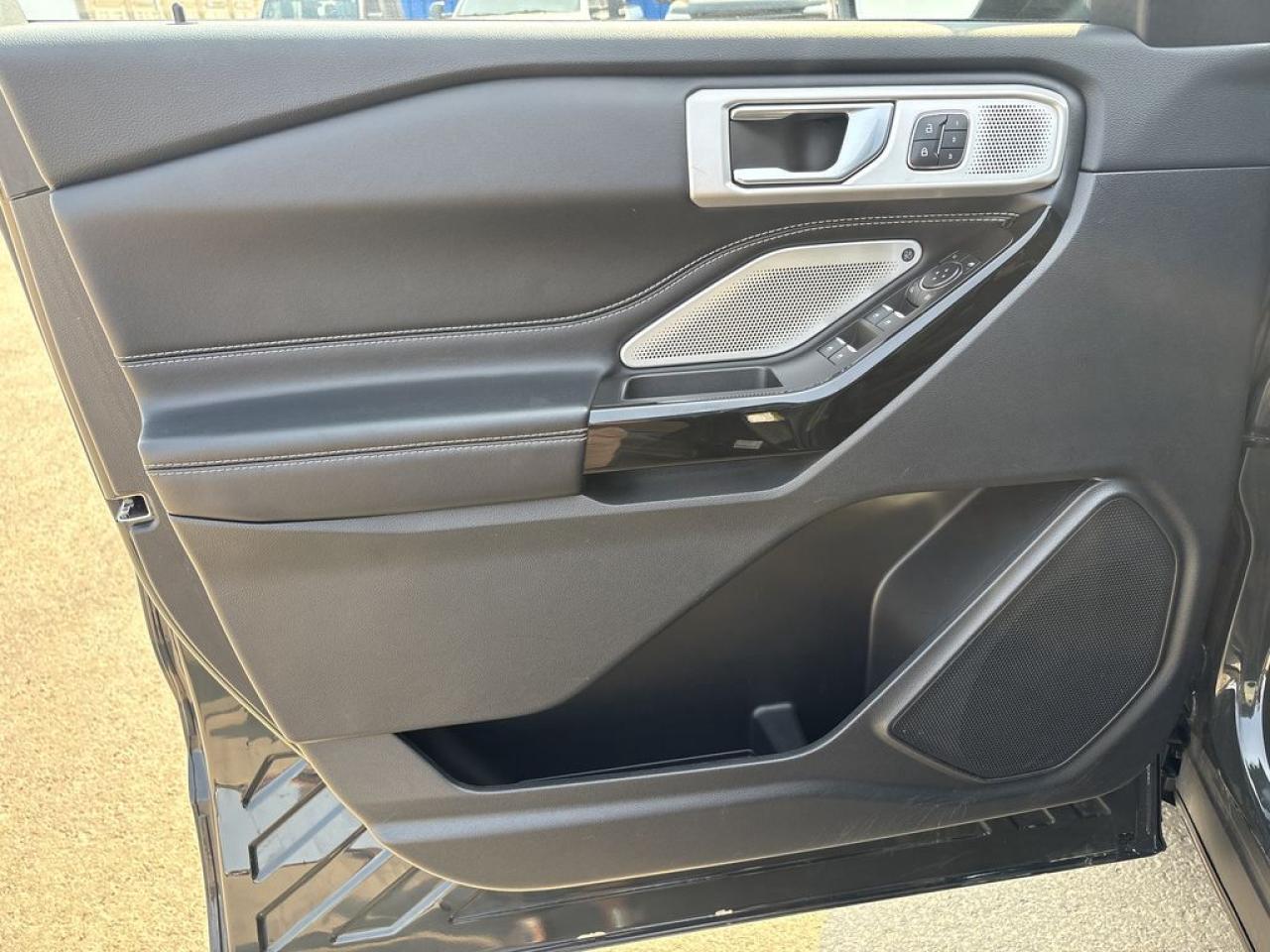 2022 Ford Explorer ST Photo3