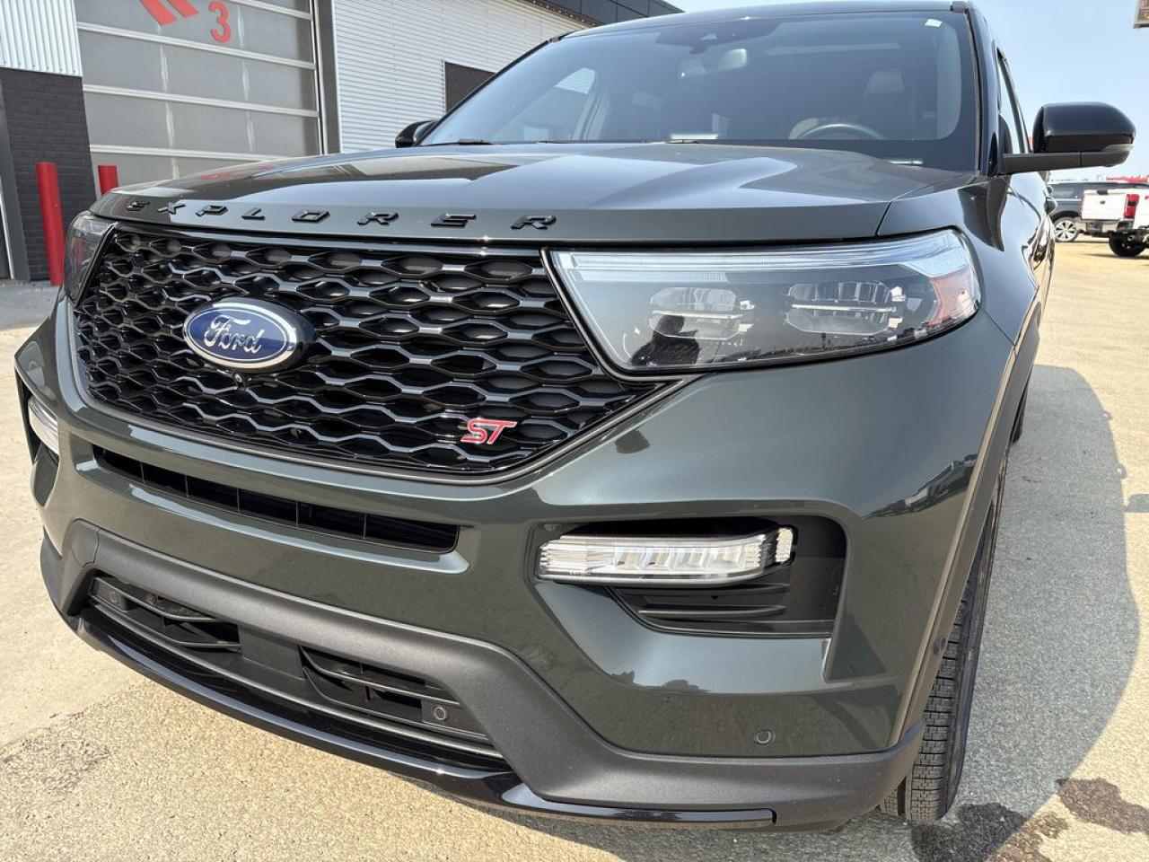 2022 Ford Explorer ST Photo5