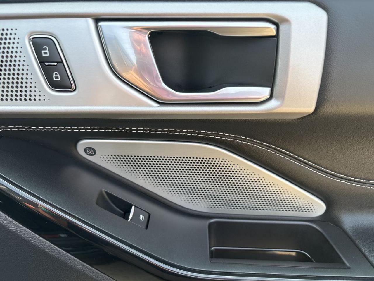 2022 Ford Explorer ST Photo5