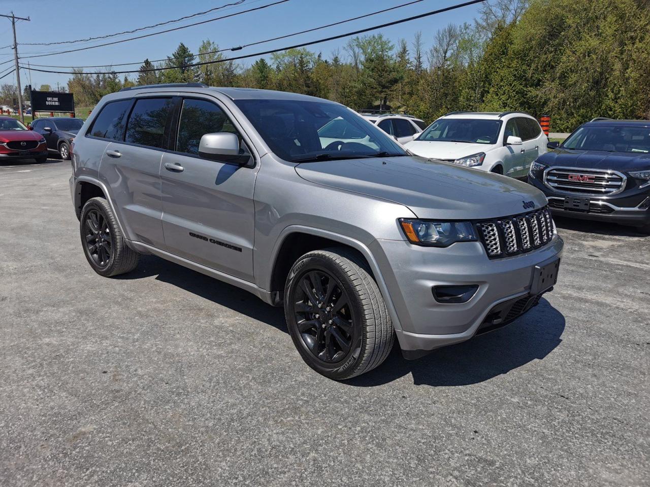 2021 Jeep Grand Cherokee Laredo - Photo #3