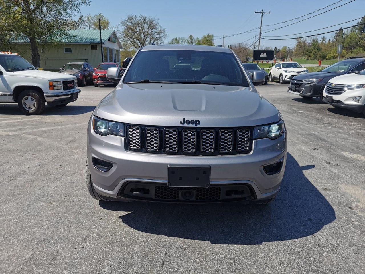 2021 Jeep Grand Cherokee Laredo - Photo #2